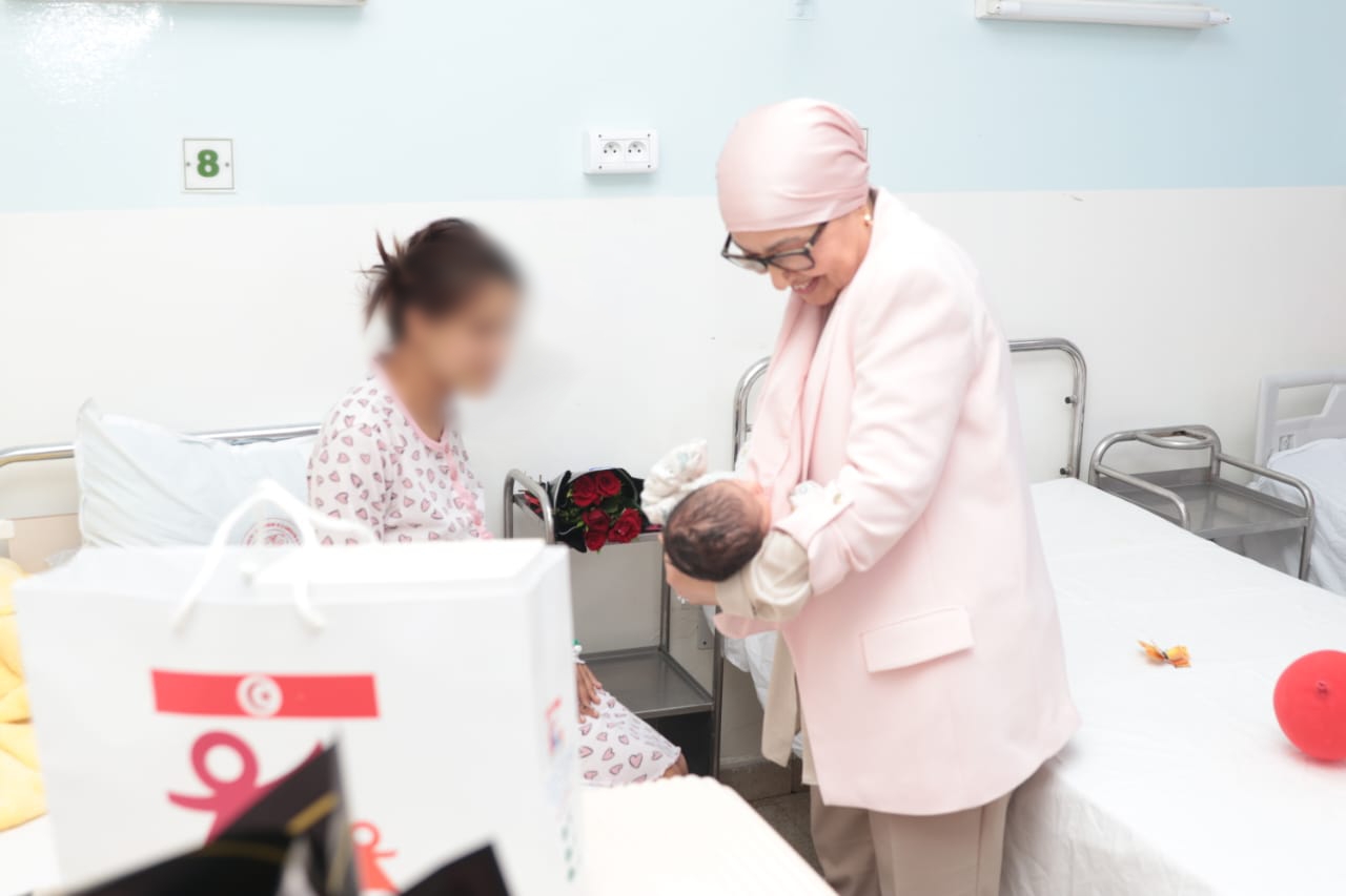 وزيرة الأسرة تشارك الأمهات حديثات الولادة بمركز التوليد وطبّ الرضيع بتونس الاحتفاء بعيد الأمّهات