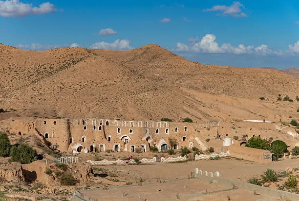 سحب قليلة ثم طقس مغيم جزئيا بأغلب المناطق