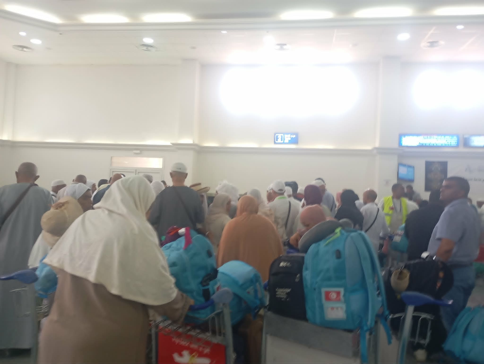 وصول الطائرة المقلة لحجيج ولايتي توزر وقبلي وعدد من حجيج ولاية قفصة مطار توزر – نفطة الدولي بعد اتمام مناسك الحج .