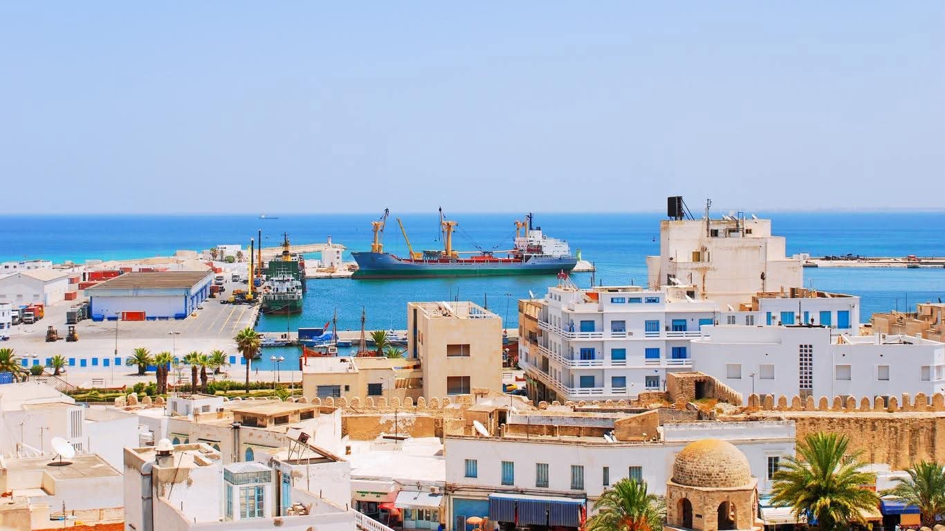 سحب قليلة إلى طقس مغيم جزئيا بأغلب المناطق