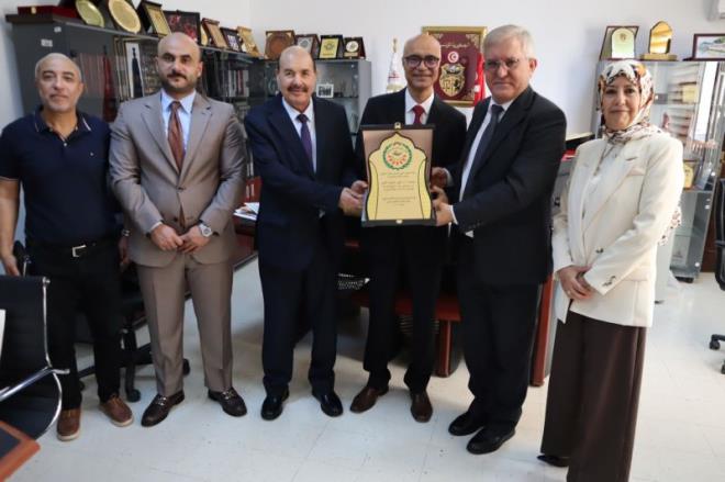 تعزيز التعاون في مجال الإبداع الطلابي بين جامعة تونس المنار والمجلس العربي للتدريب والإبداع الطلابي