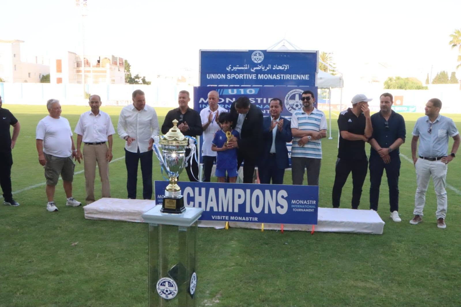 حفل تتويج وتسليم الجوائز والميداليات الخاصة بالدورة الدولية الودية لكرة القدم لصنف أقل من 10 سنوات.