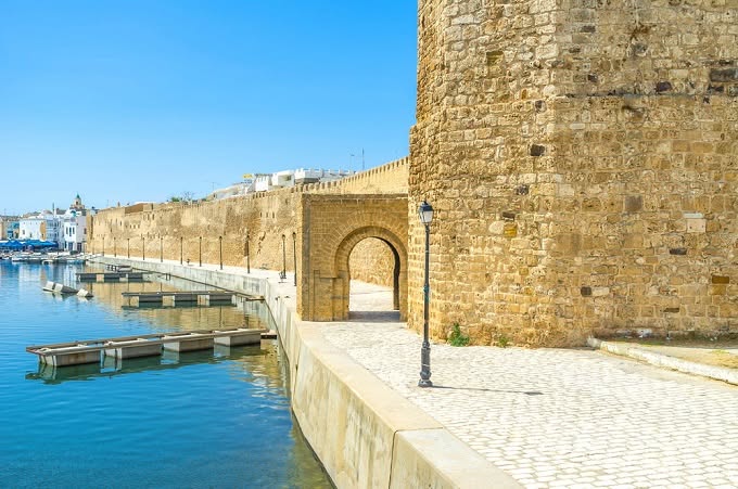 طقس مغيم جزئيا بأغلب المناطق و الحرارة تتراوح بين 28 و 43 درجة