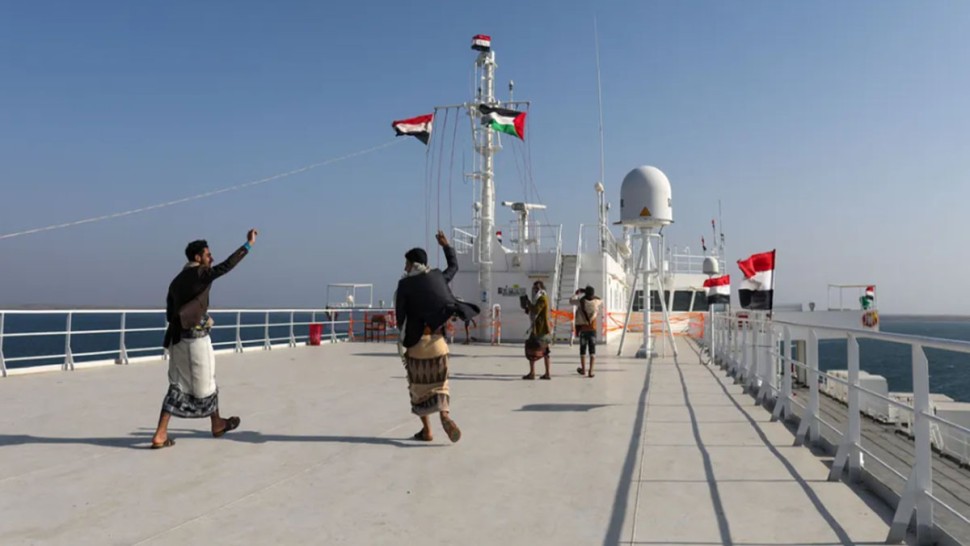 الحوثيون في اليمن يعلنون حظر الملاحة الصهيونية بالبحر الأحمر