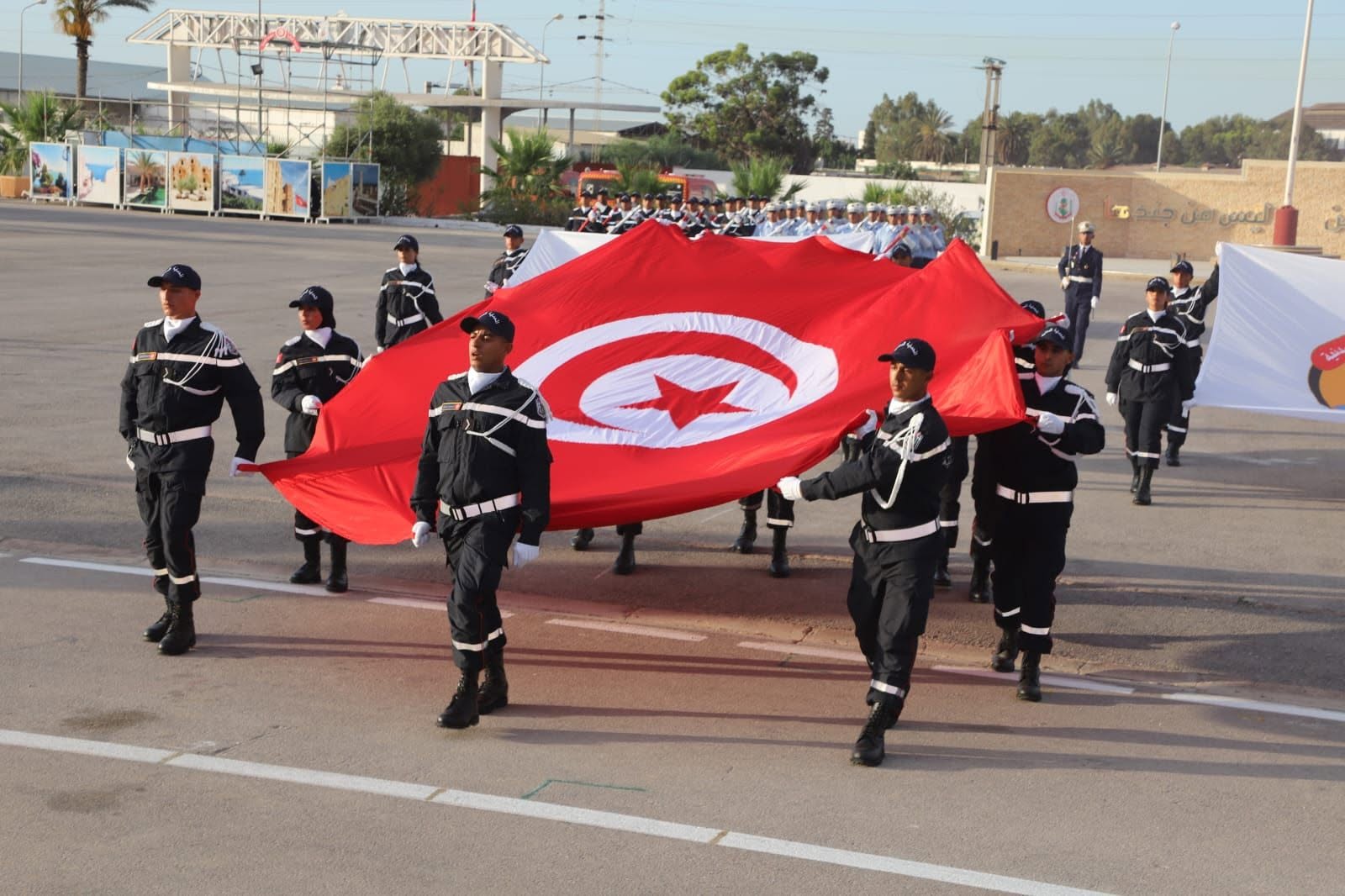 وزير الداخلية يشرف على حفل تخرج الدورتين التطبيقيتين العاشرة للضباط والسادسة لعرفاء الحماية المدنية