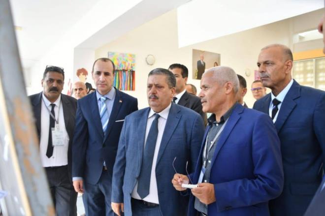 وزير التربية يزور مركزي إصلاح الاختبارات الكتابية للباكالوريا والتجميع والتوزيع بسليانة