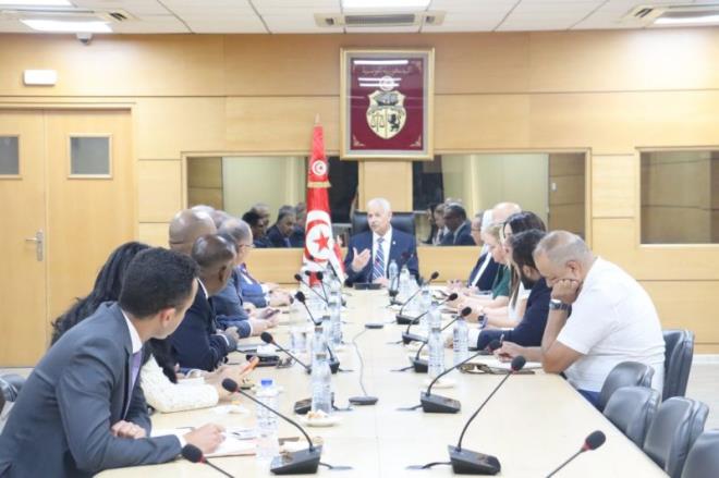 وزير التجارة يبحث مع وفد اقتصادي مصري تطوير المبادلات التجارية والاستثمارية بين البلدين