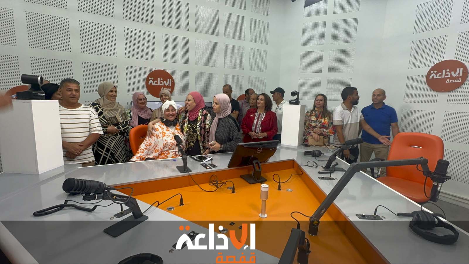 انطلقت صباح اليوم الخميس 11 جوان 2026 إذاعة قفصة في بث برامجها من الاستوديو الرقمي الجديد الذي يعتمد على أحدث الوسائل التكنولوجية التي ستوفر جودة عالية في تقديم المواعيد الإخبارية والإنتاج الإذاعي والبث الرقمي🇹🇳 في ما يلي إنطباعات مجموعة من العاملين بهذه المؤسسة الإعلامية من صحفيين ومقدمي برامج وتقنيين