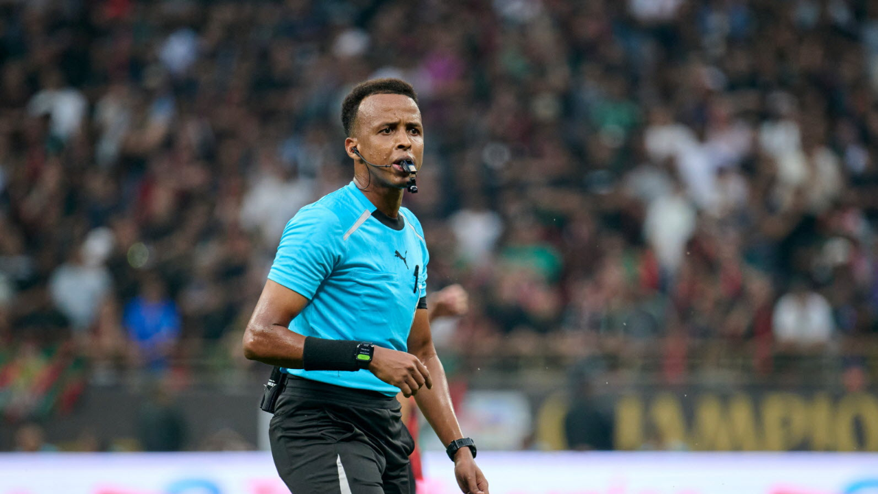 الاتحاد الأوروبي لكرة القدم يعيّن الصومالي عمر عرتن حكما لمباراة كأس السوبر الأوروبي
