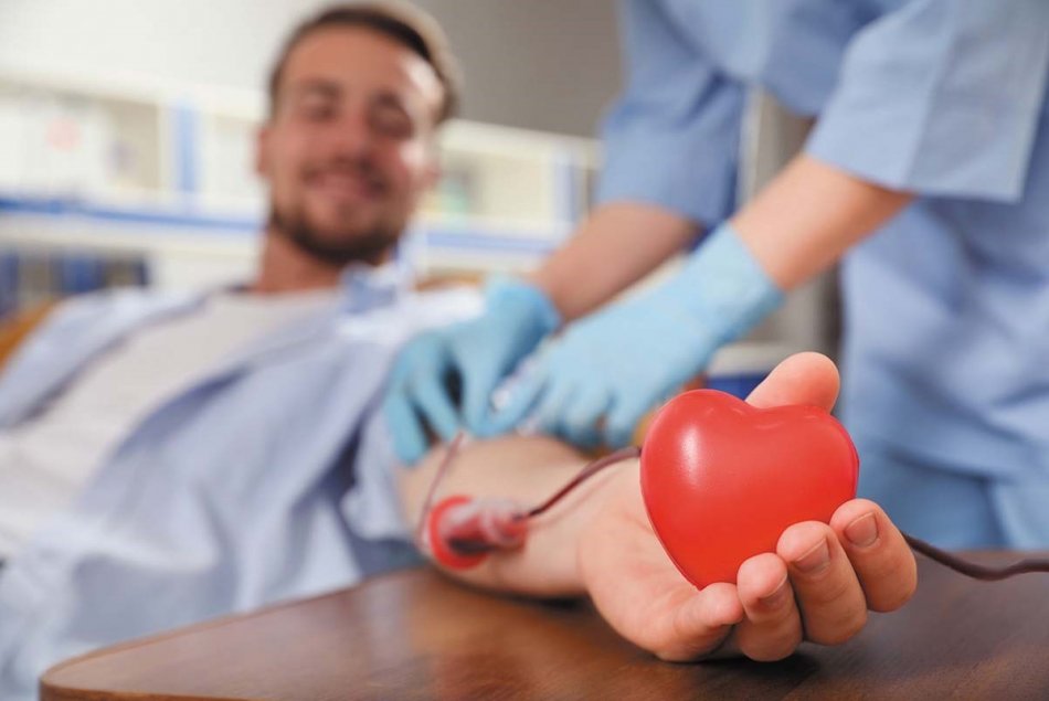 "قطرة من الإنسانية، تبرع بالدم، أنقذ الأرواح" شعار حملة للتبرع بالدم وسط العاصمة.