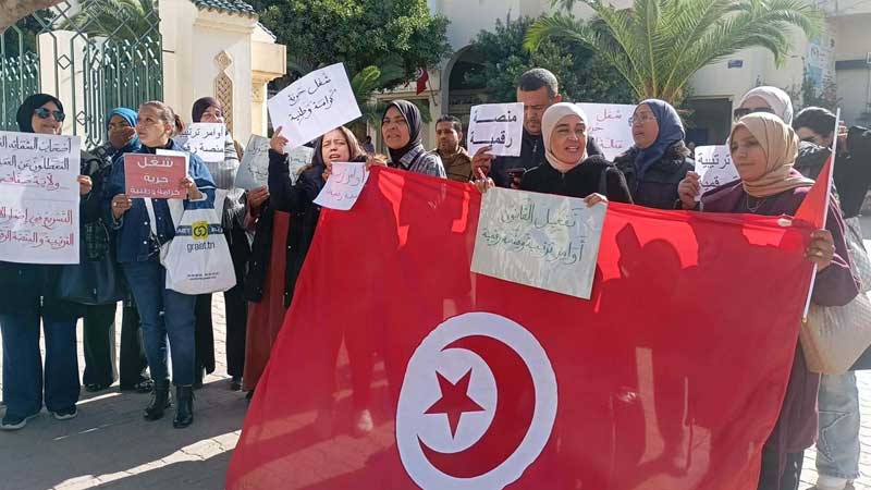 وقفة احتجاجية وطنية للمطالبة بالإسراع في تفعيل "القانون عدد 18" الخاص بانتداب من طالت بطالتهم.