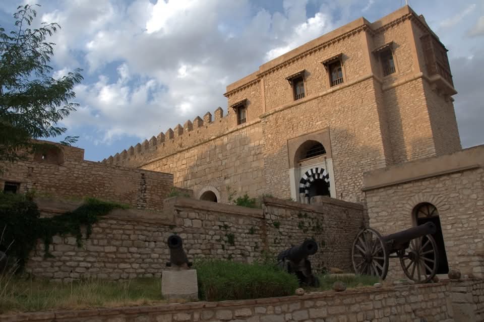 بعض السحب بأغلب المناطق تتكاثف تدريجيا بعد الظهر