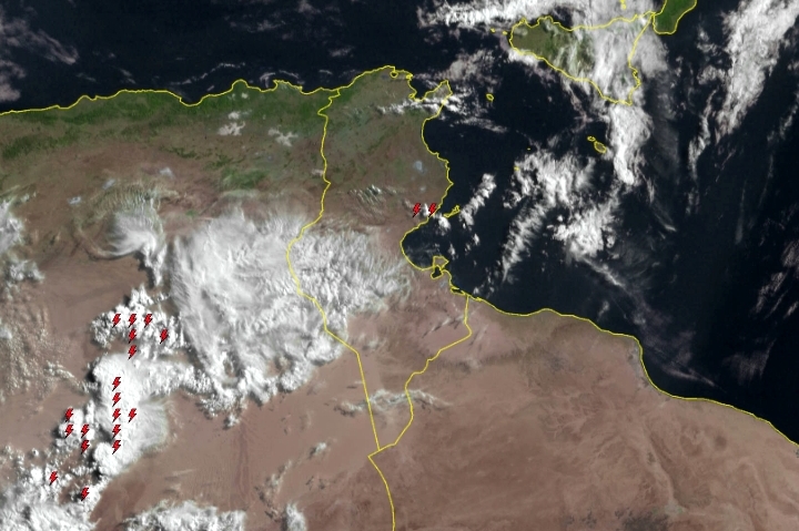 سماء مغشاة ببعض السحب على أغلب المناطق