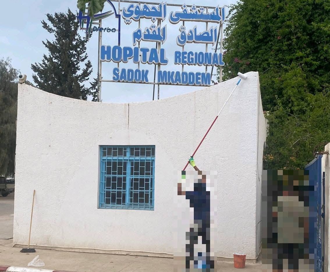 جربة : عدد من المنتفعين بالعقوبات البديلة ينفذون أشغال صيانة بمستشفى  الصادق المقدم  في إطار البرنامج الوطني لأنسنة العقوبة 