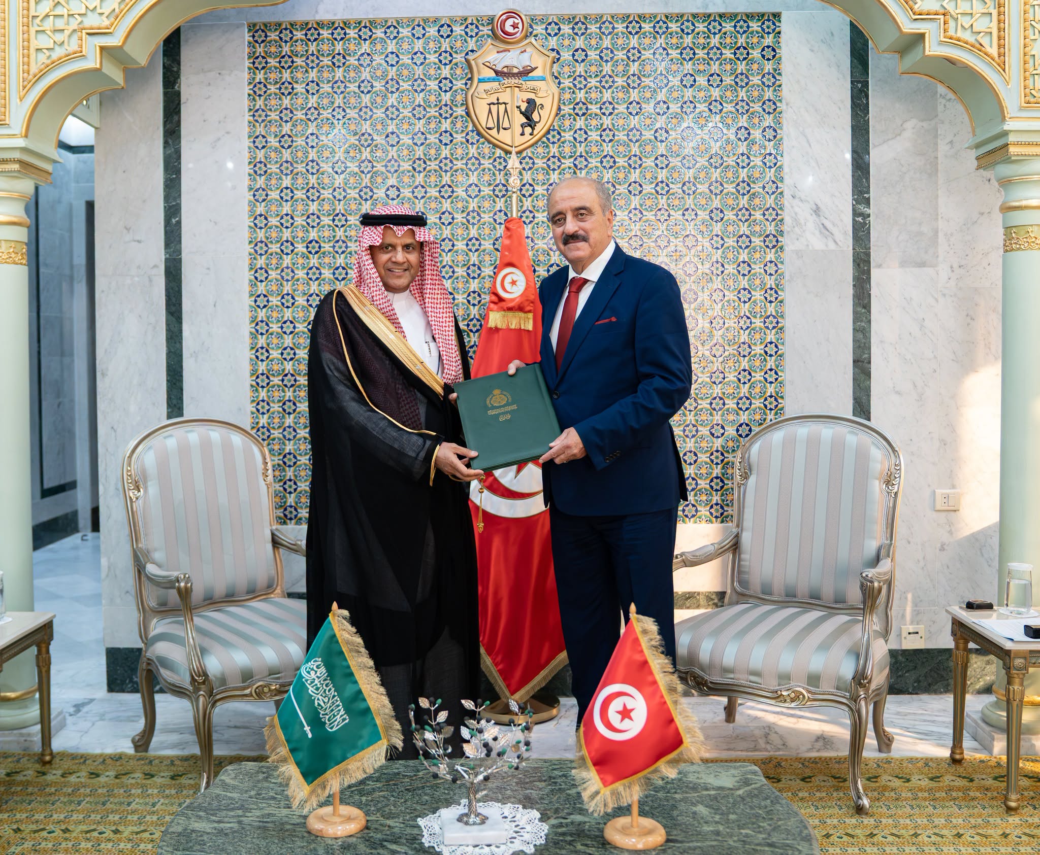 وزير الشؤون الخارجية يتسلم نسخة من أوراق اعتماد السفير المفوّض وفوق العادة للمملكة العربية السعودية بتونس