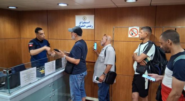 الديوانة تسخّر موظفين على متن باخرتي "تانيت" و"قرطاج" لاستخراج رخص الجولان وتسريع عبور التونسيين بالخارج