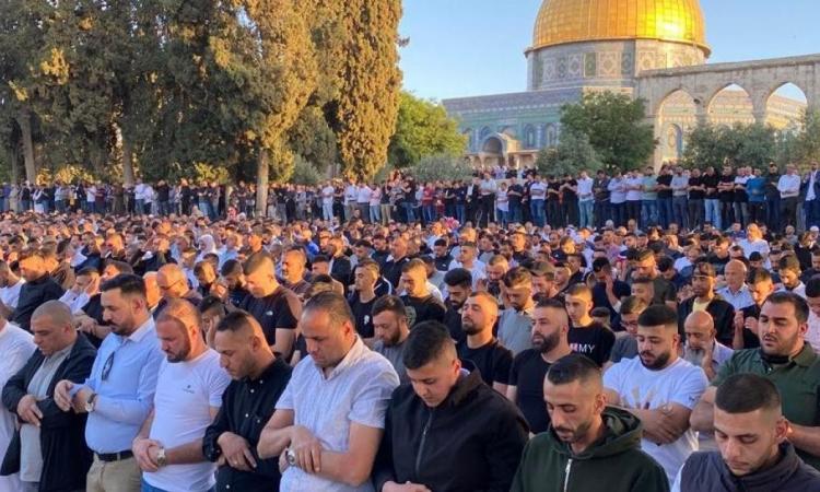 60 ألف فلسطيني يؤدون صلاة الجمعة في المسجد الأقصى رغم إجراءات الاحتلال الصهيوني