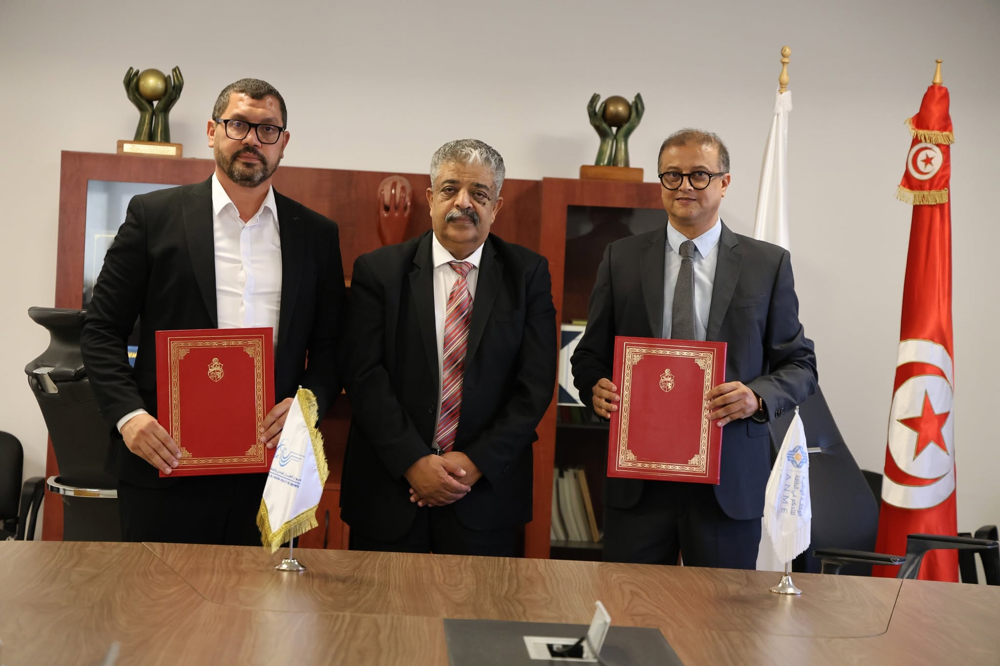 توقيع عقد لإنجاز محطة طاقة شمسية فولطاضوئية بمطار توزر-نفطة الدولي بقدرة 4 ميغاواط.