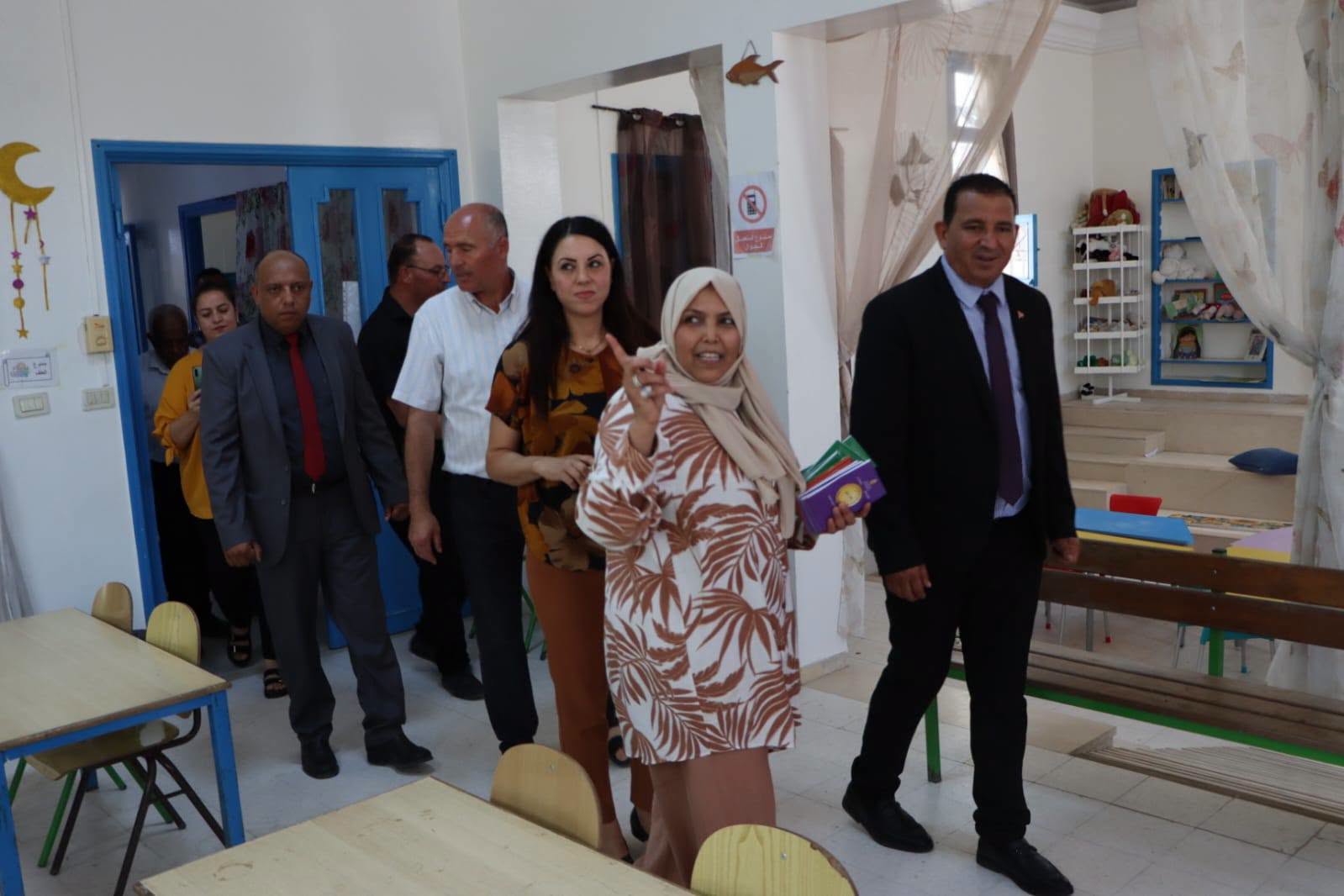 والي المنستير يطلع على مكونات المكتبة العمومية بالبقالطة.