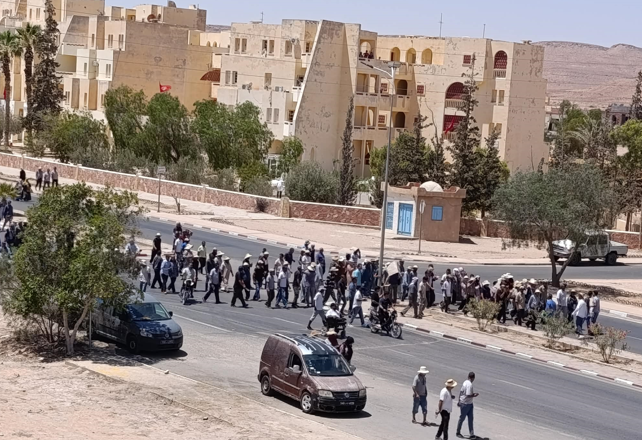 تطاوين : عدد من اعوان شركة البيئة والغراسة والبستنة وإطاراتها يحتجون اليوم من جديد قبالة مقر الولاية للمطالبة بصرف اجورهم المتخلدة بذمة الشركة