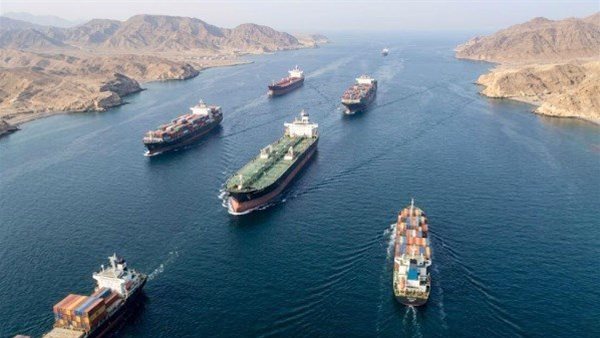 مسقط وطهران تؤكدان التزامهما بالحفاظ على مضيق هرمز آمنا ومفتوحا للملاحة الدولية