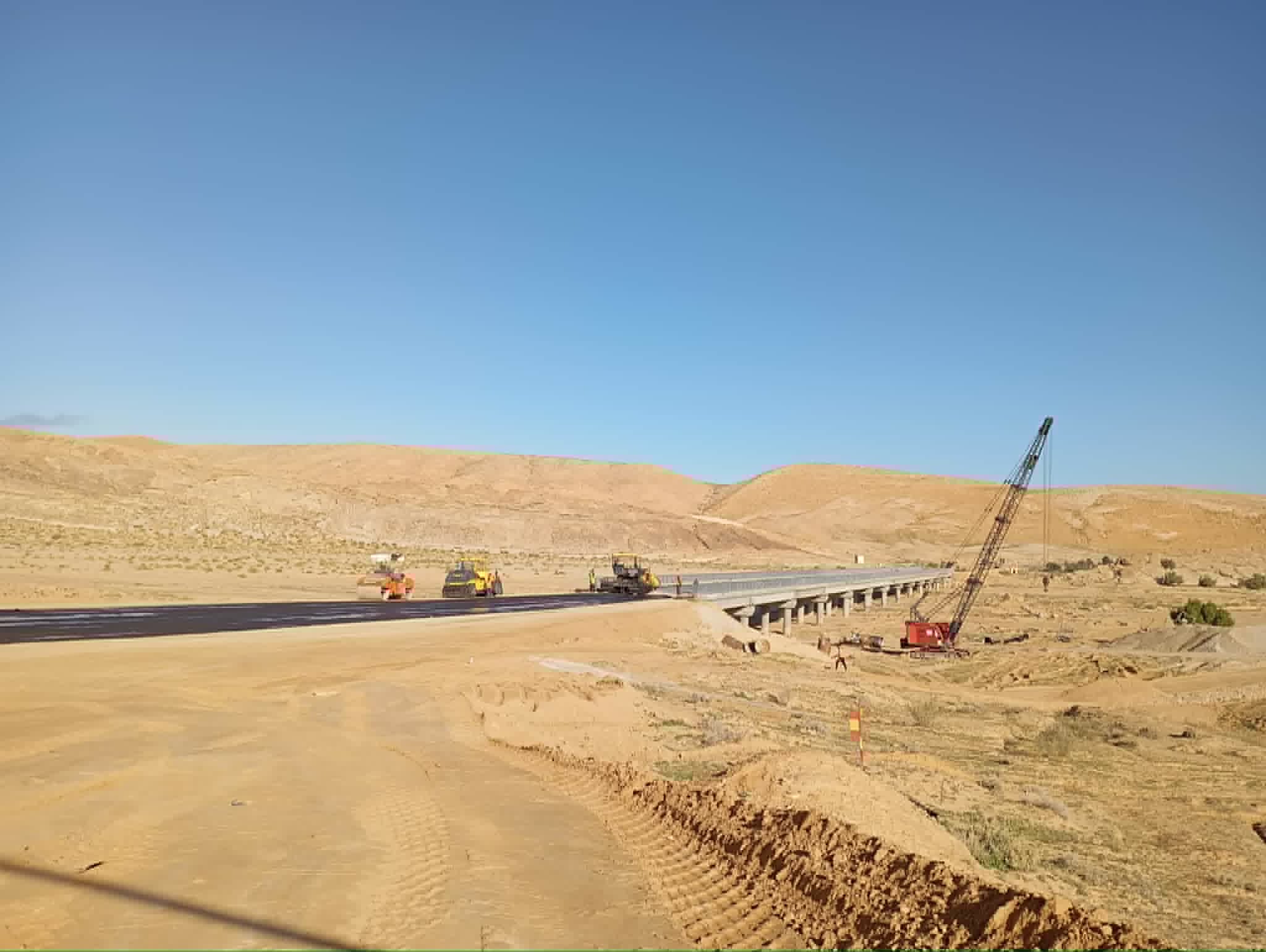 قريبا : مصالح التجهيز و الإسكان بولاية توزر تنتهي من بناء جسر على وادي الفريد بمعتمدية تمغزة وتبرمج تعبيد عدد من المسالك الفلاحية 