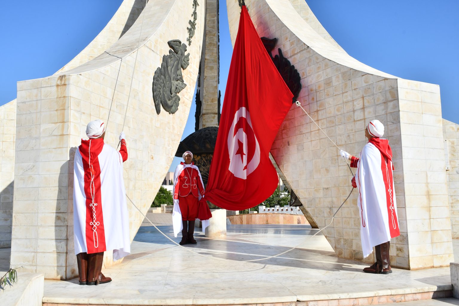  وزير الدفاع يشرف على موكب رفع العلم بساحة القصبة