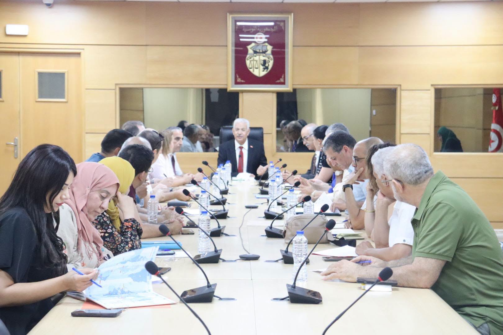 وزير التجارة يشرف على اجتماع لتباحث جملة التحديات والضغوطات التي تعرفها منظومة الدواجن والبيض 