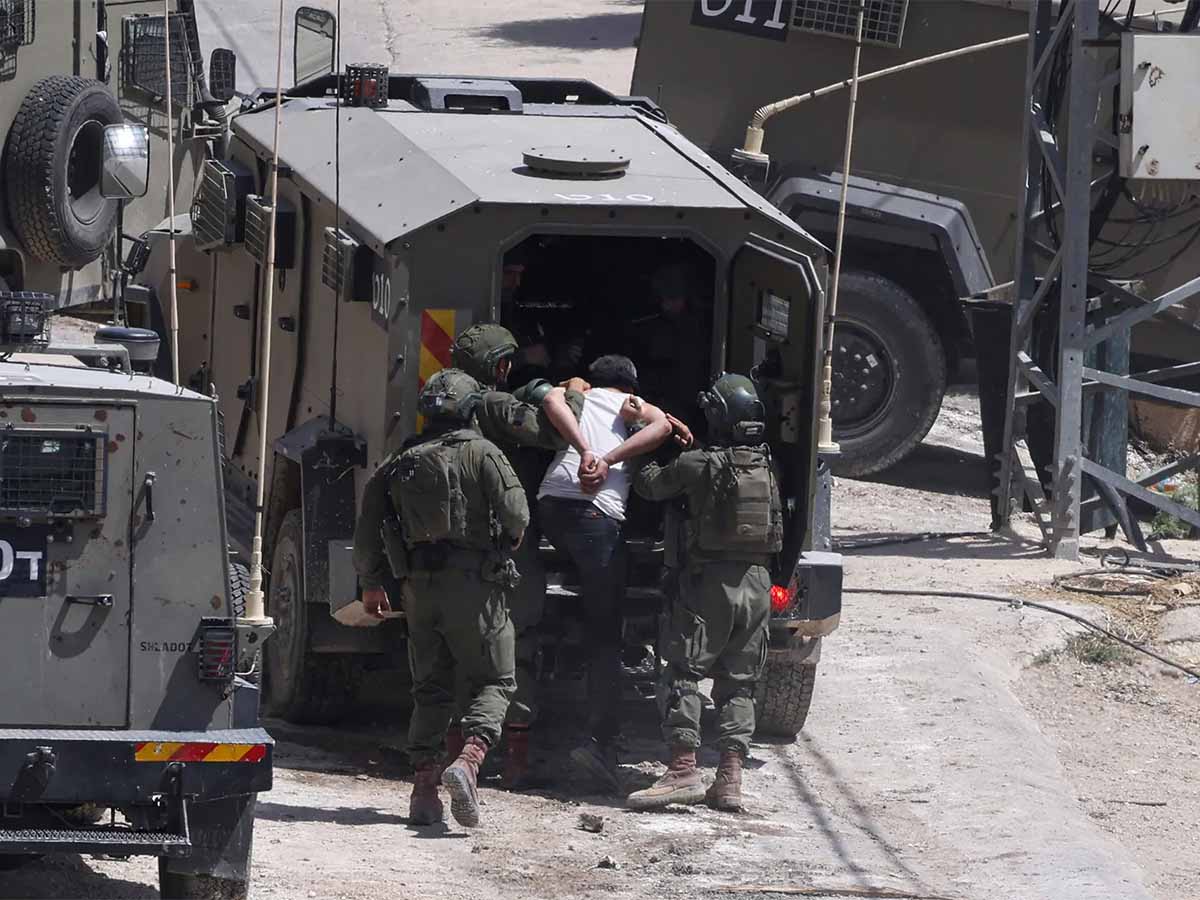 الاحتلال يشن حملة مداهمات واقتحامات في مناطق متفرقة بالضفة الغربية المحتلة