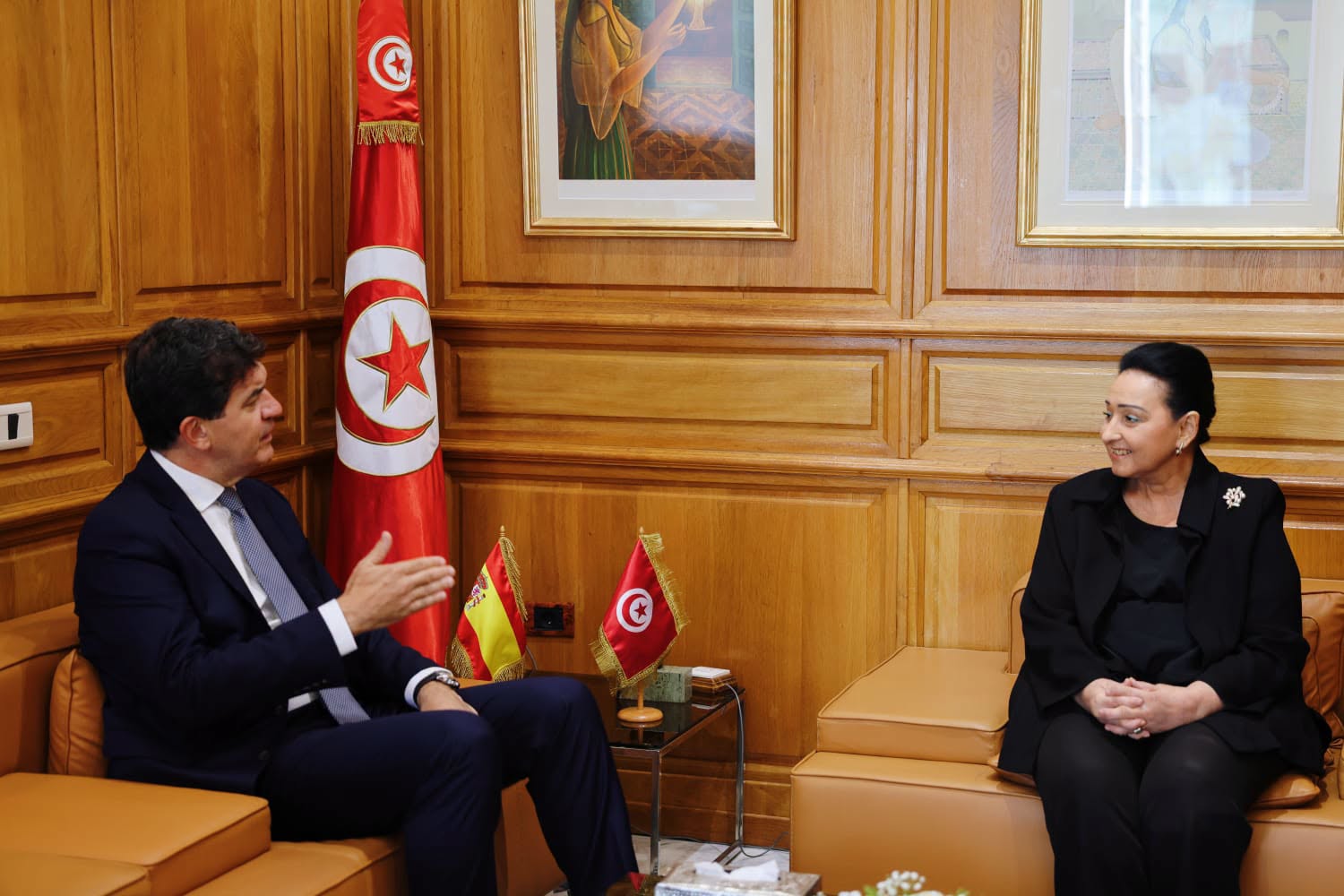وزيرة الشؤون الثقافية والسفير الإسباني يبحثان تعزيز التعاون في الموسيقى والتراث والمتاحف والسينما