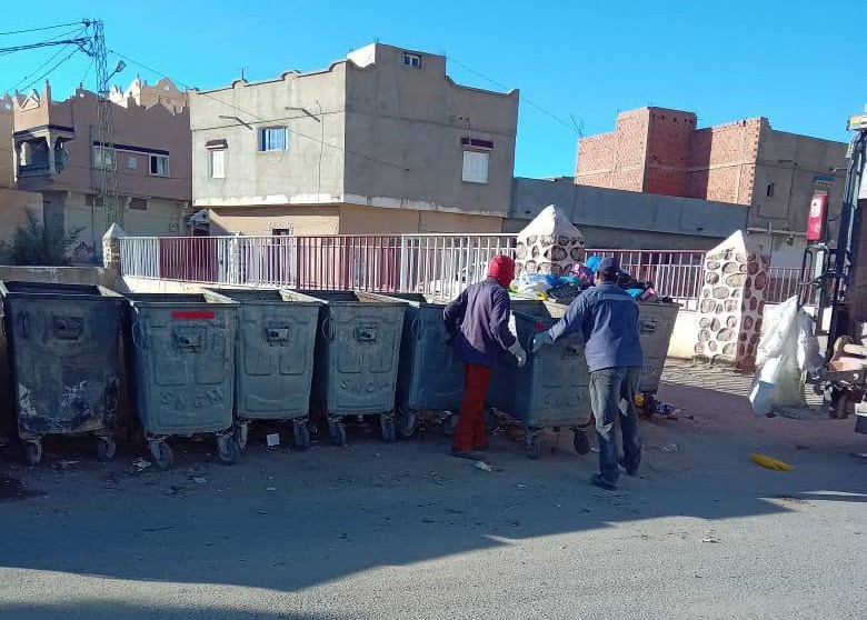 قفصة : بلدية الرديف تواصل تنفيذ أشغال المحافظة على النظافة وتتجه إلى الحد من الرمي العشوائي للفضلات بتركيز كاميرات مراقبة