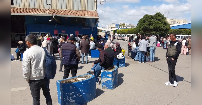 محطة سيارات الأجرة الطفالة بسوسة: وضع بيئي متدهور في ظل غياب المرافق الصحية وانعدام الصيانة.