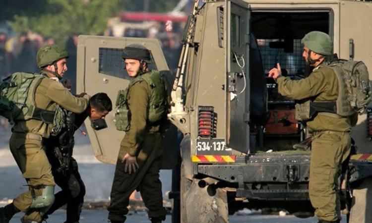 الاحتلال الصهيوني يعتقل 5 فلسطينيين ويقتحم مناطق بالضفة الغربية