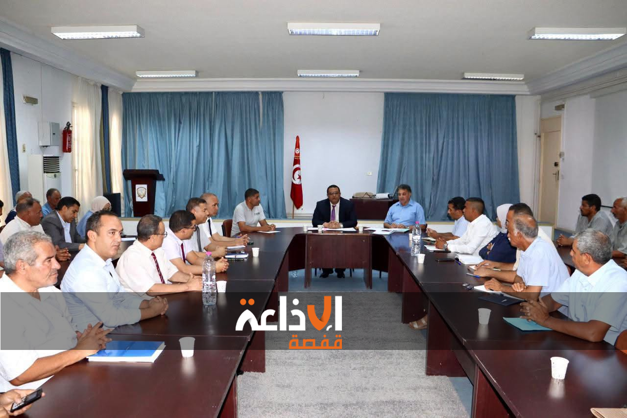 جلسة عمل موسّعة بمقر ولاية قبلي تخصص لمتابعة ودعم برنامج الاستثمار في الزراعات الكبرى بهدف تحقيق الاكتفاء الذاتي وتعزيز الأمن الغذائي