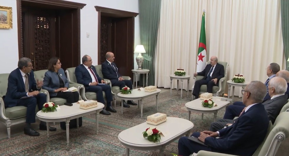 الرئيس الجزائري يستقبل وزير الشؤون الخارجية بمناسبة انعقاد اللجنة المشتركة الجزائرية التونسية