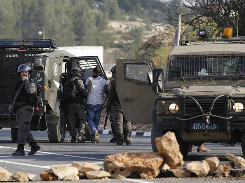 قوات الاحتلال الصهيوني تعتقل 13 فلسطينيا من مناطق متفرقة من الضفة الغربية والقدس