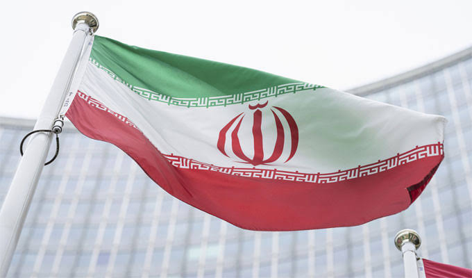 إيران: الهجمات الأمريكية تعرقل إعادة فتح مضيق هرمز