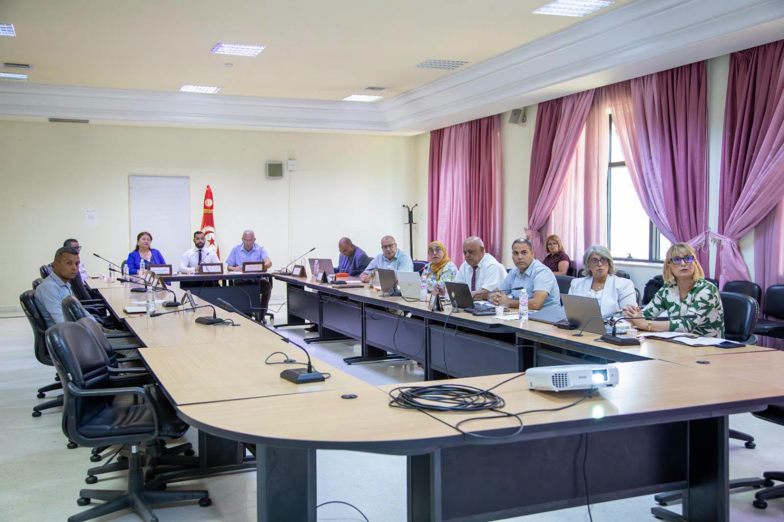 لجنة الخدمات والتنمية الاجتماعية تعقد جلسة استماع لممثلي وزارة التربية.