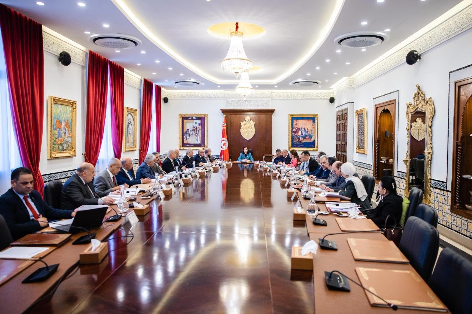 رئيسة الحكومة تشرف على اجتماع مجلس الوزراء للتداول في عدد من مشاريع القوانين والأوامر