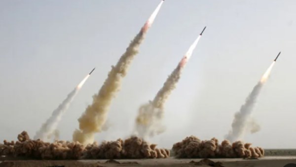الحرس الثوري الإيراني يعلن استهداف منشآت أمريكية في البحرين وعُمان