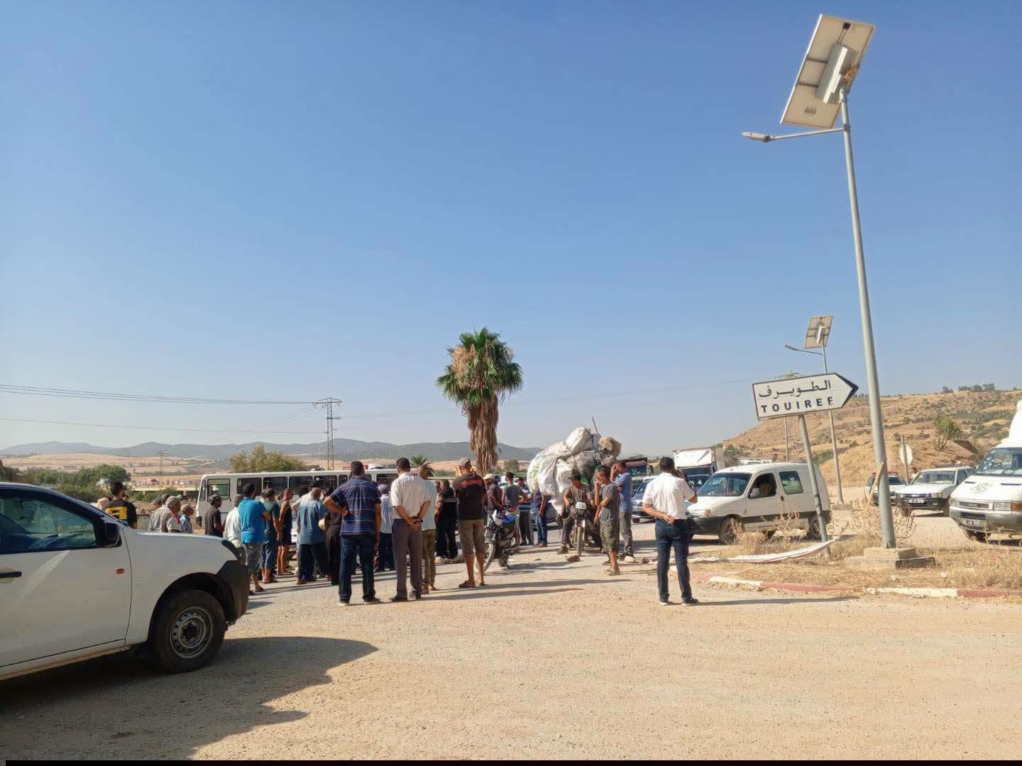 احتجاجا على غياب الماء الصالح للشرب: سكان الطويرف يغلقون الطريق الوطنية عدد 17 مفترق الطويرف