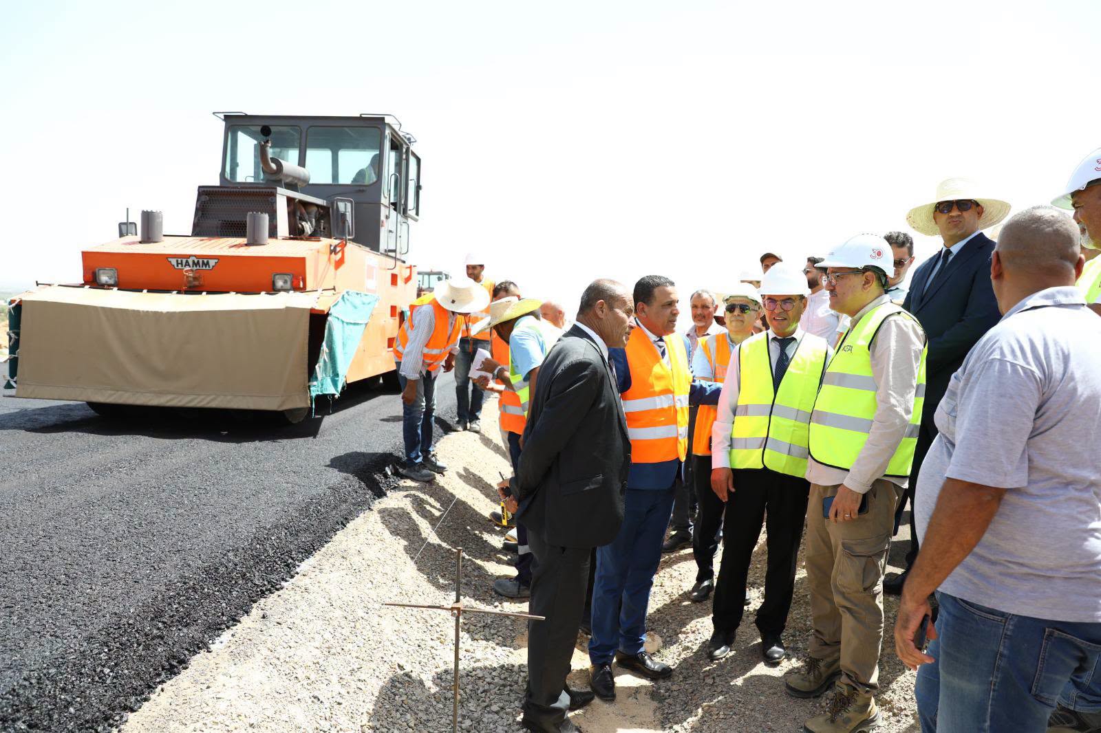 وزير التجهيز  يتفقد انطلاق أشغال طبقة الخرسانة الإسفلتية بالقسط الثامن من الطريق السيارة تونس – جلمة.