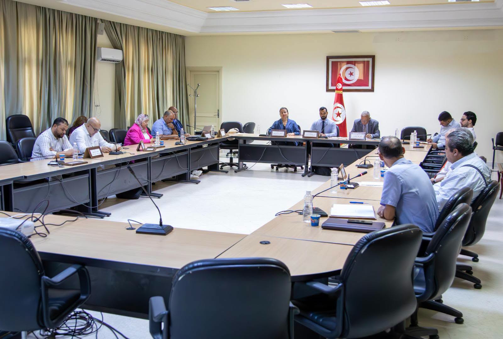 لجنة الخدمات والتنمية الاجتماعية تستمع لممثلي وزارة النقل.