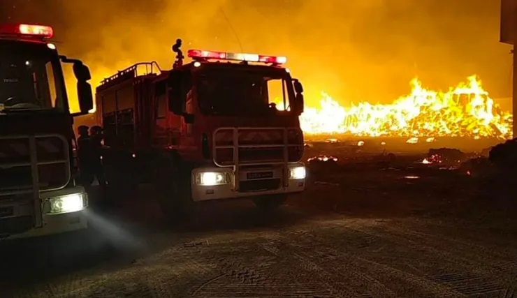 Le Jbel Boughanem, dans le gouvernorat du Kef, ravagé par les flammes pour le troisième jour consécutif. L’Armée de l’air et la Garde nationale ont été appelés en renforts