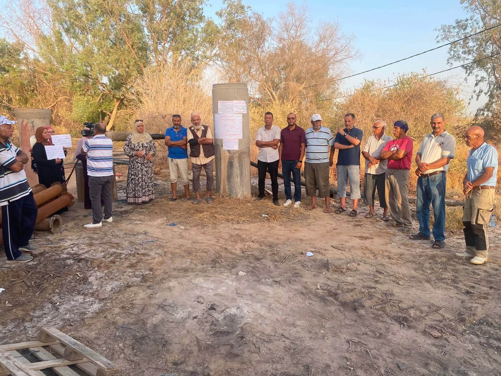 توزر: فلاحو واحة السيف الأخضر بنفطة يطالبون بالتعجيل في حفر البئر التعويضية لإنقاذ الواحة 