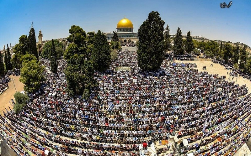 عشرات آلاف الفلسطينيين يؤدون صلاة الجمعة في المسجد الأقصى المبارك