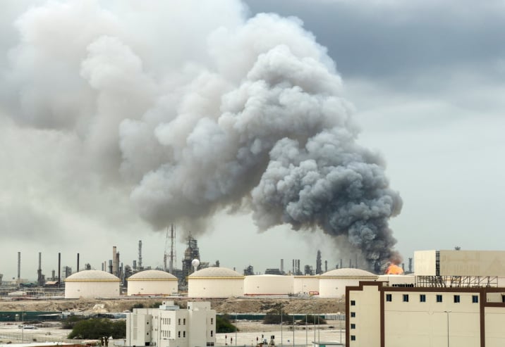 الكويت: إصابات وخسائر مادية جراء تعرض موقع نفطي حيوي لهجمات إيرانية