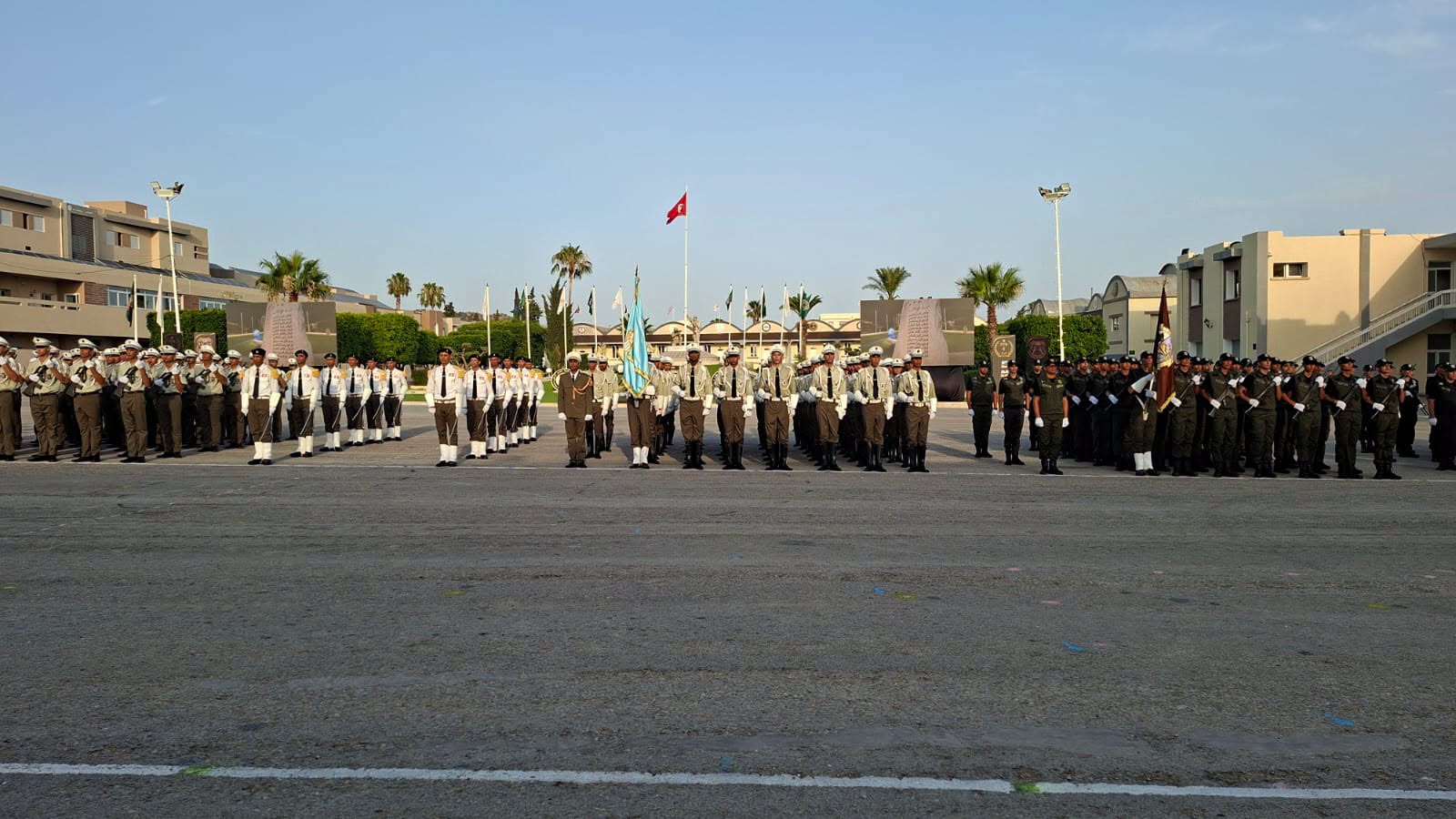 وزير الداخلية يشرف على تخرج دفعات جديدة بالمدرسة الوطنية للحرس الوطني ببئر بورقية