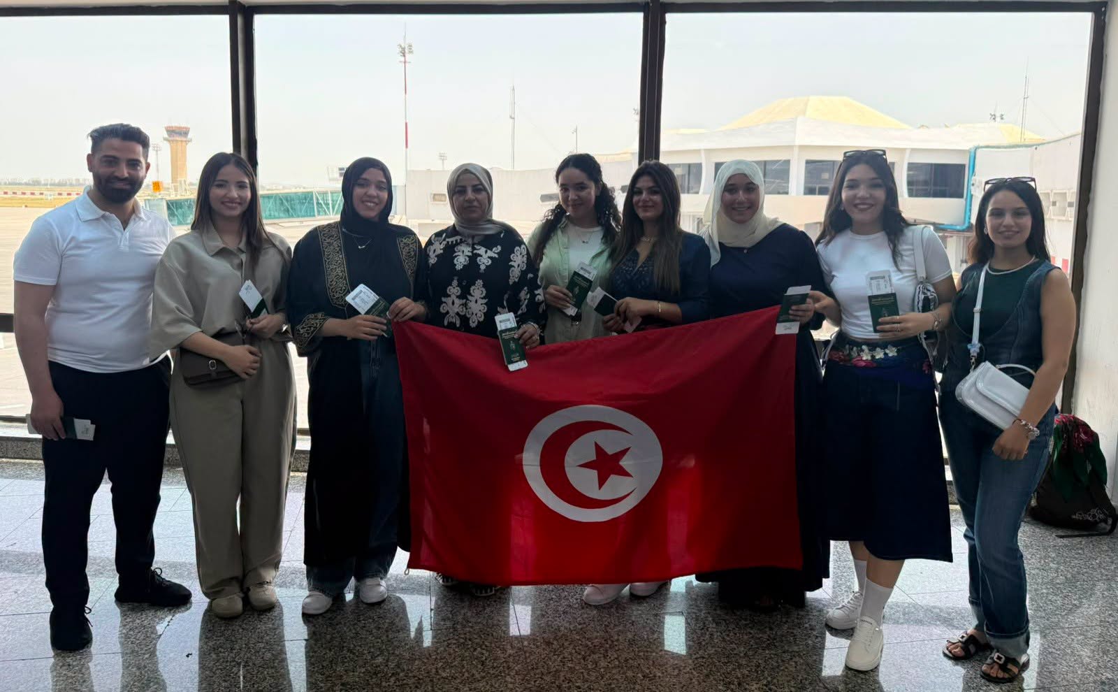 طالبات المبيت الجامعي البساتين بمنوبة يتوجن بجائزتين في مهرجان الجزائر الإفريقي للمسرح الجامعي