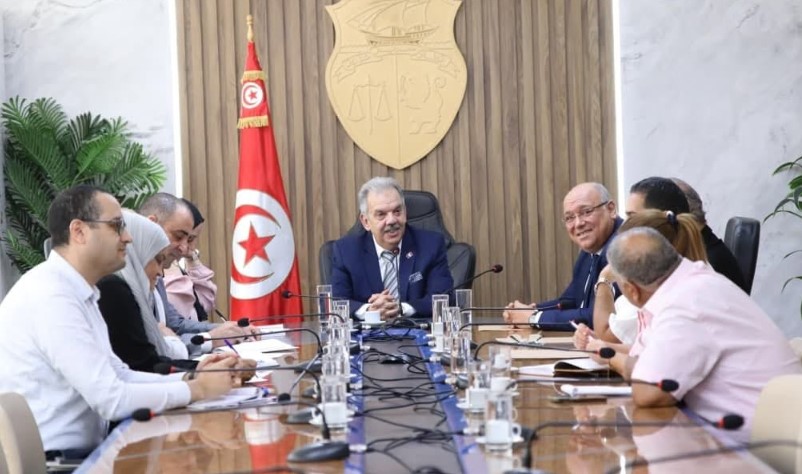 وزير الشباب والرياضة يجتمع بأعضاء المكتب الجامعي للجامعة التونسية للمبارزة